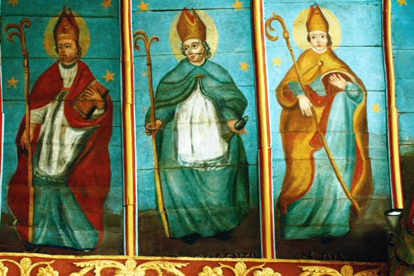 Trois évêques parmi les peintures